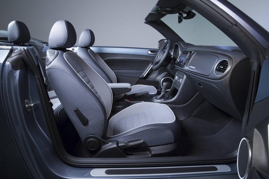Интерьер Volkswagen Beetle Convertible Denim 2016 года  (фото 31 из 41)